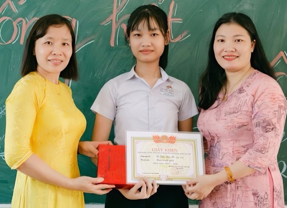 my-receiving-excellent-student-certificate-with-teachers-1.jpg
